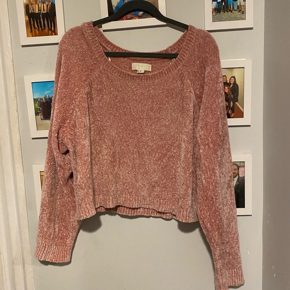 FOREVER 21 SOFT & FUZZY CROPPED PINK SWEATER